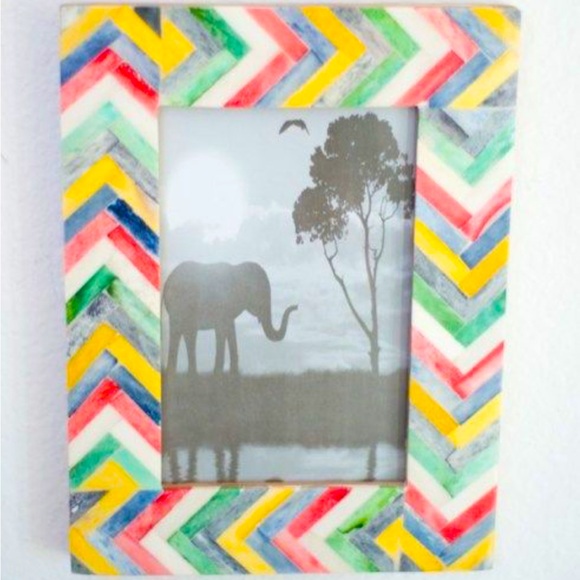 LIKE NEW RARE World Market 4x6 Bone Inlay Picture Frame-Multicolored Chevron - Picture 2 of 11